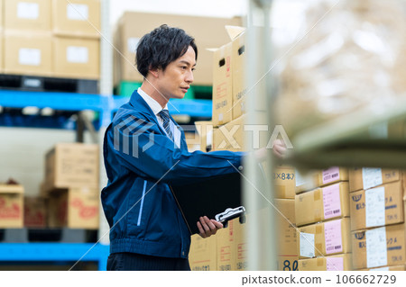 穿著工作服在配送中心工作的商人 106662729