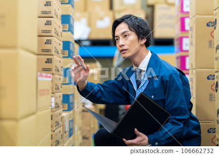 一名年輕工人穿著工作服在配送中心工作 106662732