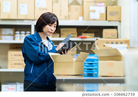 一名穿著工作服在配送中心工作的年輕女工 106662739