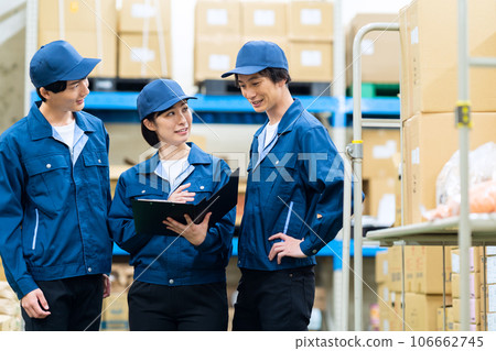 穿著工作服在配送中心工作的年輕男女工人 106662745
