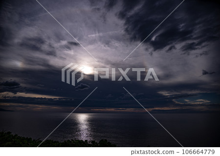 黃昏時的大海西雲 西雲海黃昏 新潟縣上越市風景 絕美景色 黃昏時的大海西雲 西雲海黃昏 新潟縣上越市風景 絕美景色 106664779