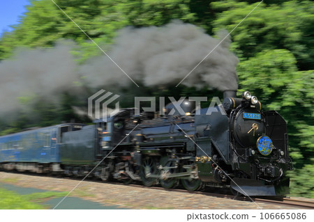 JR Kamaishi Line: Zoom in on the galloping steam locomotive Ginga at the second Sakari Kaido railroad crossing JR Kamaishi Line: Zoom in on the galloping steam locomotive Ginga at the second Sakari Kaido railroad crossing 106665086