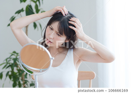一個女人檢查她的髮際線 106666169