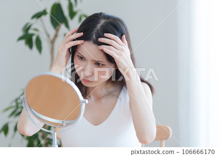 一個女人檢查她的髮際線 106666170