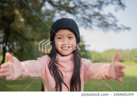 Asian girls are embracing in the park. She was smiling with confidence. 106666204