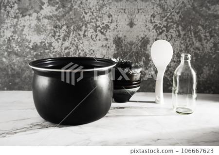 empty ceramic bowl on wooden table 106667623