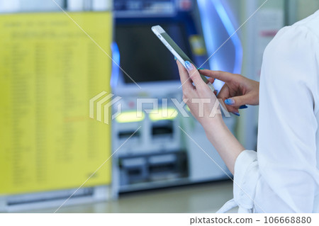 年輕女子、自動售票機、智能手機、手機Suica、攝影合作“京王電鐵株式會社” 106668880