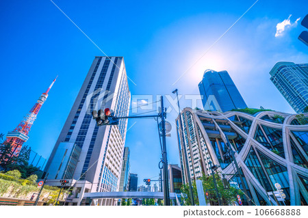 日本東京城市景觀，俯瞰麻布台丘陵，綠樹成蔭的新風景區。左邊是東京鐵塔 106668888