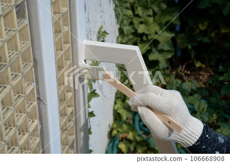 Craftsman painting rusty iron gate Painting work 02 Craftsman painting rusty iron gate Painting work 02 106668908
