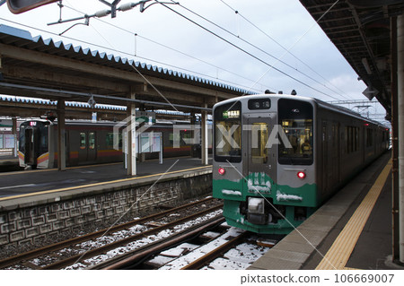 信越本線E129系、妙高羽馬線ET127系在直江津站停靠 信越本線E129系、妙高羽馬線ET127系在直江津站停靠 106669007