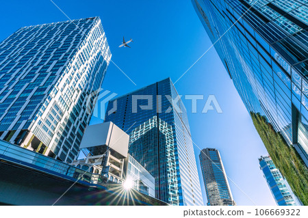 日本東京的城市景觀 一架飛機飛過澀谷站和澀谷的摩天大樓...擺脫冠狀病毒，新時代，一線希望... = 29日 106669322