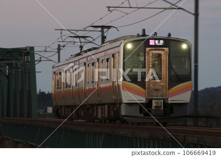 Echigo Line E129 series (Yoshida⇔Kashiwazaki: one-man operation) 106669419