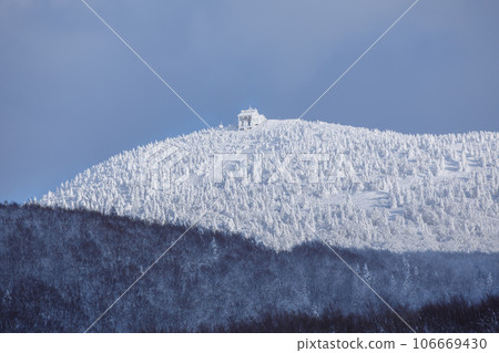 View of Hakkoda Ropeway Summit Station from below in midwinter (Aomori City, Aomori Prefecture) View of Hakkoda Ropeway Summit Station from below in midwinter (Aomori City, Aomori Prefecture) 106669430