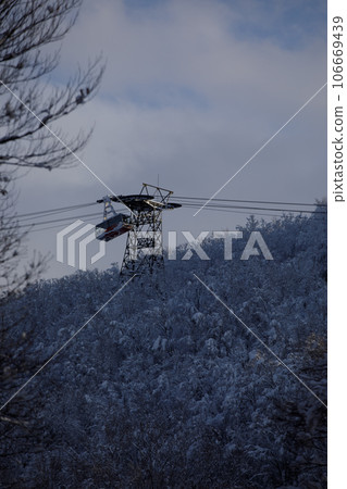 Ropeway passing through Hakkoda Ropeway pillars in the middle of winter (Aomori City, Aomori Prefecture) Ropeway passing through Hakkoda Ropeway pillars in the middle of winter (Aomori City, Aomori Prefecture) 106669439