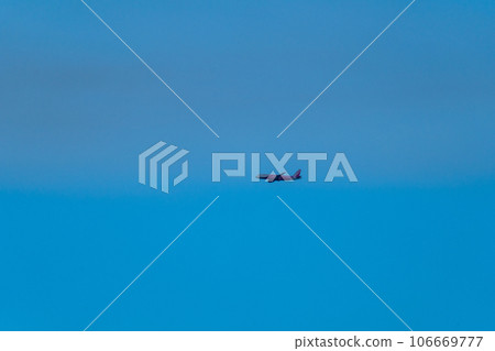 飛機在天空中飛行 106669777