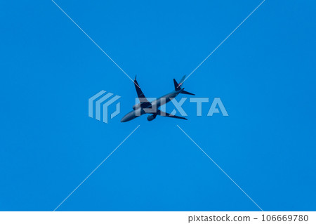 飛機在天空中飛行 106669780