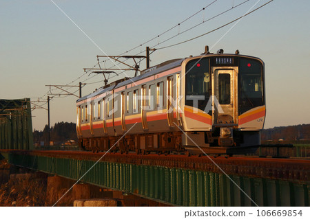 Echigo Line E129 series train (Kashiwazaki⇔Yoshida) 106669854