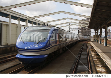 Limited Express Super Hakuto departing from Tottori Station (HOT7000 series: Kyoto ⇔ Tottori/Kurayoshi) Limited Express Super Hakuto departing from Tottori Station (HOT7000 series: Kyoto ⇔ Tottori/Kurayoshi) 106669912
