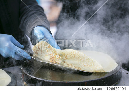 Pour the pancake batter into the skillet. Prepare pancakes. Pour the pancake batter into the skillet. Prepare pancakes. 106670404