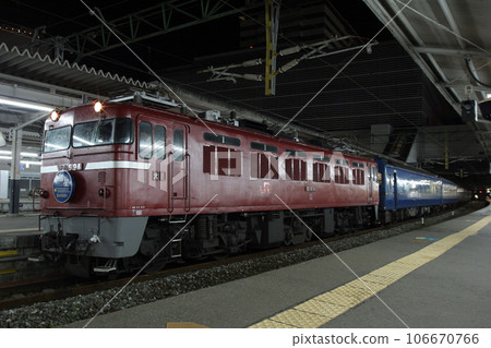 Sleeper express "Comet" stopping at Kokura Station at night (JR Kyushu) 106670766