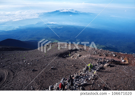夏天的富士山 山路和富士宮路線山頂的遠景 夏天的富士山 山路和富士宮路線山頂的遠景 106671020