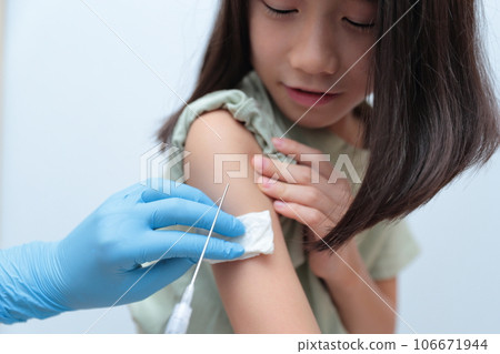 Elementary school girl giving an injection at the hospital 106671944