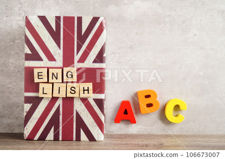 English book with graduate hat, learning and tutorial for foreigner. English book with graduate hat, learning and tutorial for foreigner. 106673007