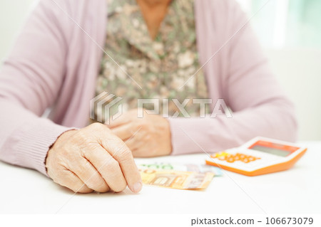 Retired elderly woman counting coins money and worry about monthly expenses and treatment fee payment. Retired elderly woman counting coins money and worry about monthly expenses and treatment fee payment. 106673079