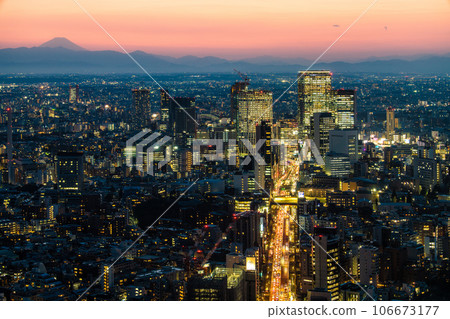 日本東京城市景觀 開發澀谷的夜景。日本經濟的未來,邁向新時代 日本東京城市景觀 開發澀谷的夜景。日本經濟的未來,邁向新時代 106673177