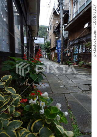 雨後藍色鵝卵石街道 106673317