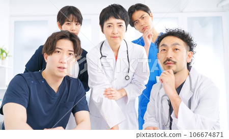 醫生看著顯示器 106674871