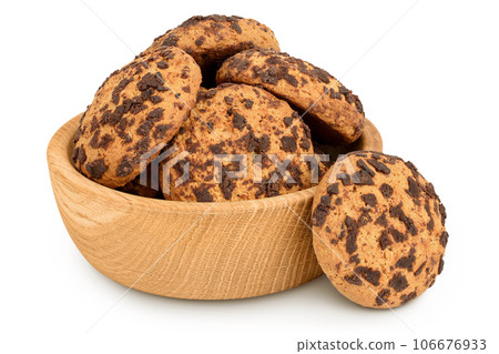 oatmeal chocolate chip cookie in wooden bowl isolated on white background 106676933