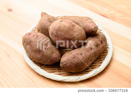 安諾紅薯放在淺色木桌上的濾鍋中 106677326