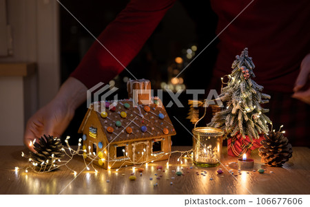 christmas decoration ginger bread house and fir tree 106677606