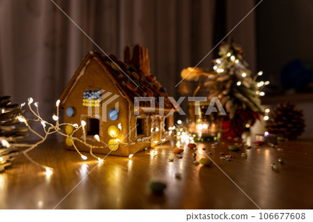 christmas decoration ginger bread house and fir tree 106677608