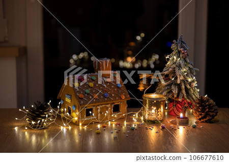 christmas decoration ginger bread house and fir tree 106677610