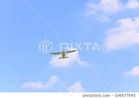 在天空中飛行的輕型飛機 106677645