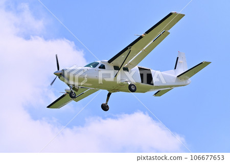 在天空中飛行的輕型飛機 106677653