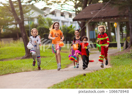 Kids trick or treat. Halloween fun for children. Kids trick or treat. Halloween fun for children. 106678948