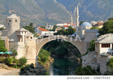 莫斯塔爾，波斯尼亞和黑塞哥維那，南歐 Stari Most，一座橫跨內雷特瓦河和老城區的世界文化遺產橋樑 106679163