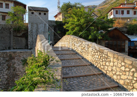 莫斯塔爾，波斯尼亞和黑塞哥維那，南歐 — 世界文化遺產斯塔里莫斯特附近的克里瓦庫普里亞橋 106679406