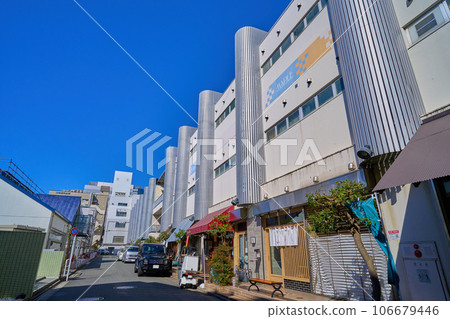 從西側的街道看神奈川縣川崎市淺尾區的楓樹專賣店街（MAPLE） 106679446