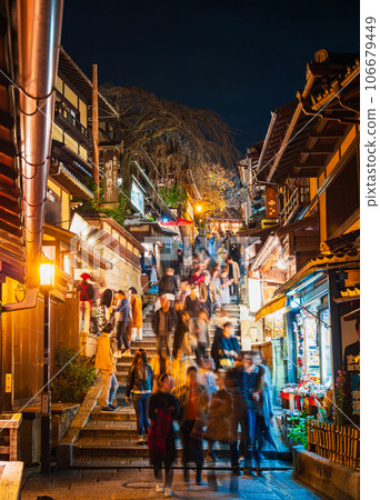 Image of overtourism and tourism pollution Kyoto Image of overtourism and tourism pollution Kyoto 106679449