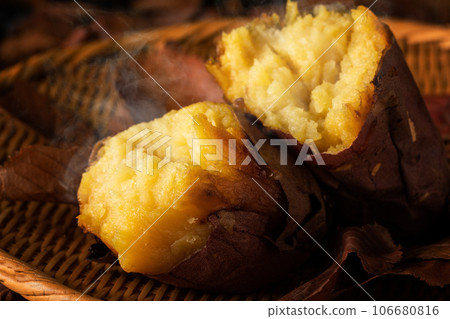 熱騰騰的石烤紅薯 熱騰騰的石烤紅薯 106680816