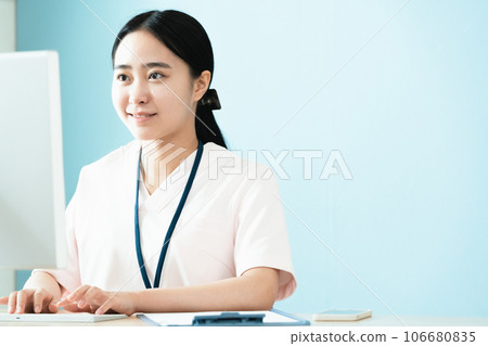 一名女醫務人員做辦公室工作 106680835