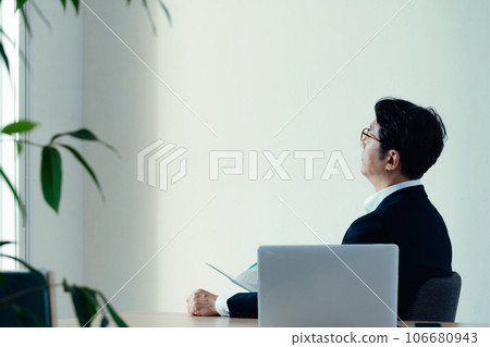 擔心看文件的商人 106680943