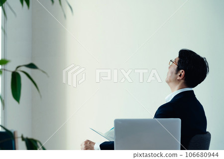 擔心看文件的商人 106680944