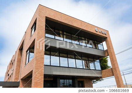 多雲的天空下的川北市政廳 | 鄉村政府辦公室形象 | 石川縣川北町 106681669