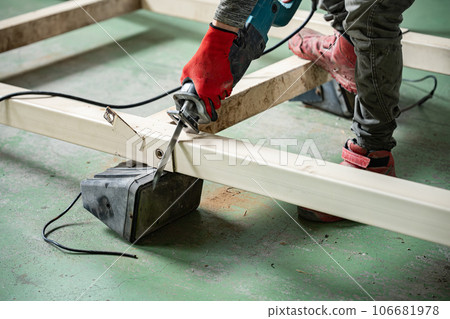 員工正在拆除倉庫 106681978