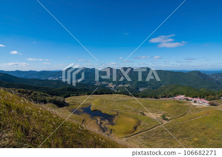 View of the surrounding mountains from the top of Soni Plateau 106682271